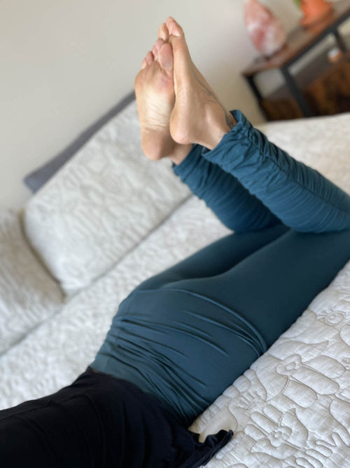 Women's Bamboo Spandex Flexible Texture Detailed Capri Leggings