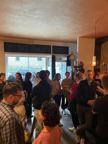 group of people gathered at the To The Pointer wine tasting in Berlin Charlottenburg right before the beginning of the event