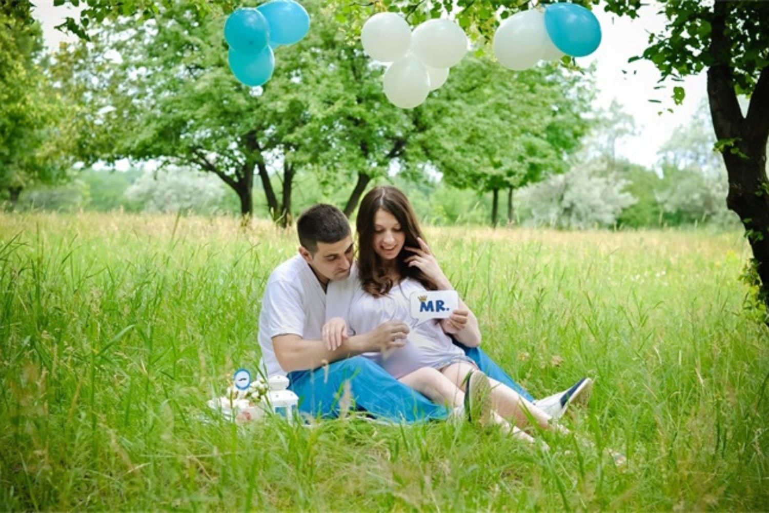 couple maternity photo with balloons