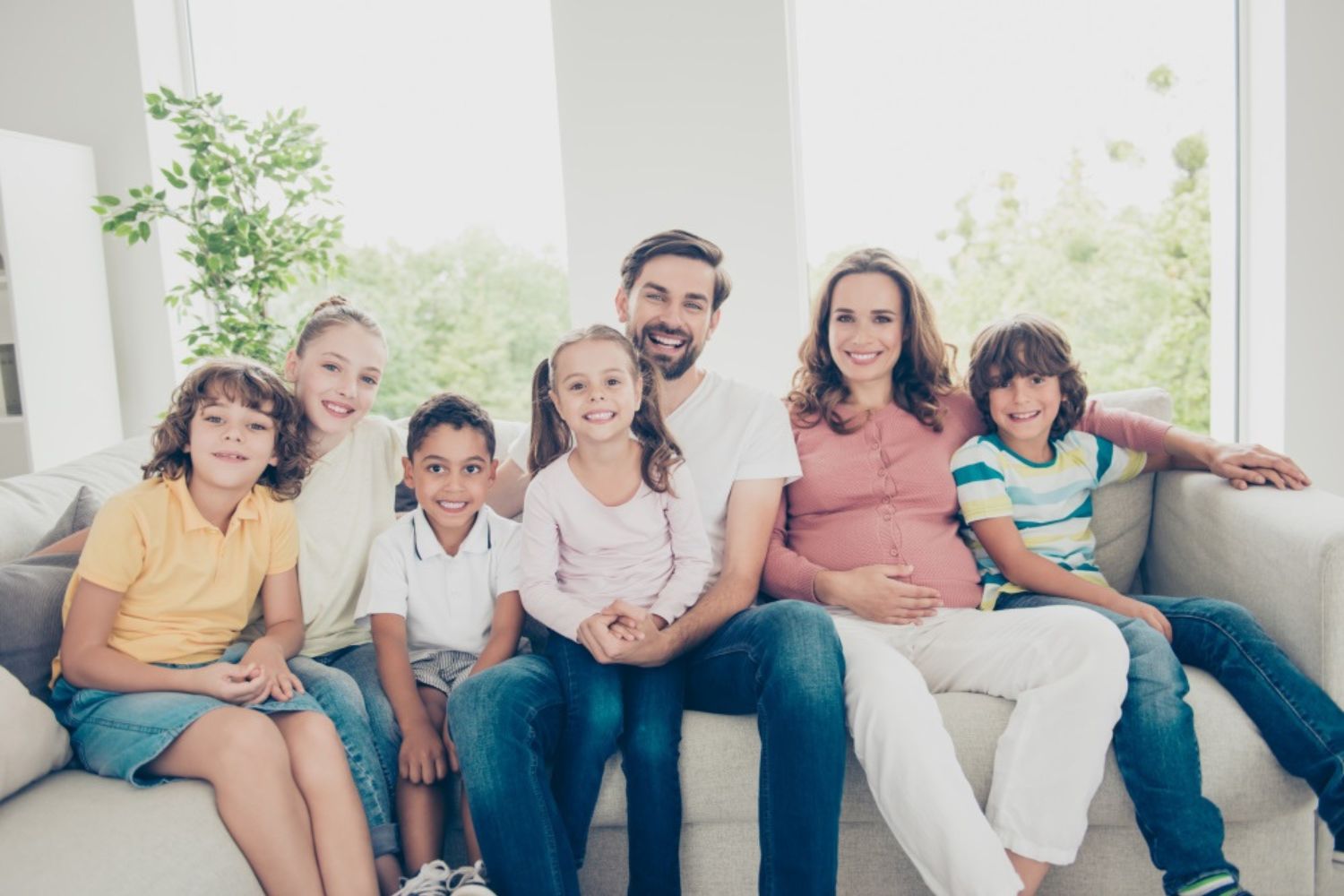 maternity photo with whole family members