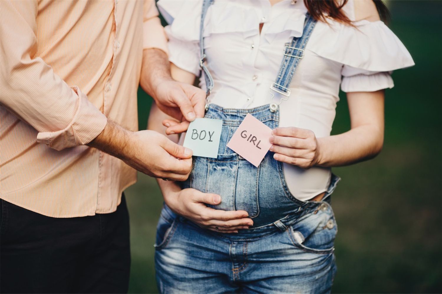 couple maternity photo by putting gender sigh on the belly