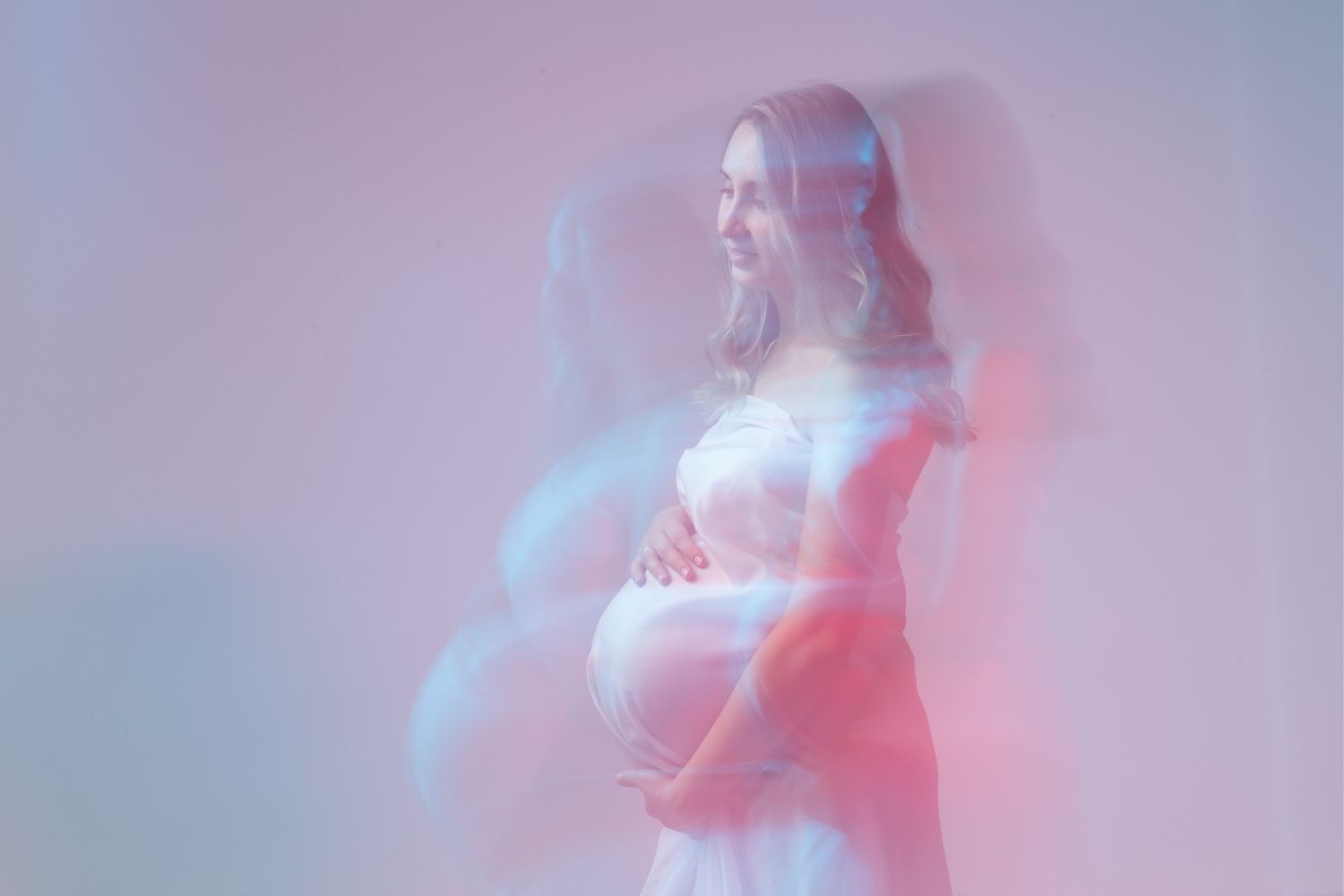 maternity photo with light pink smoke