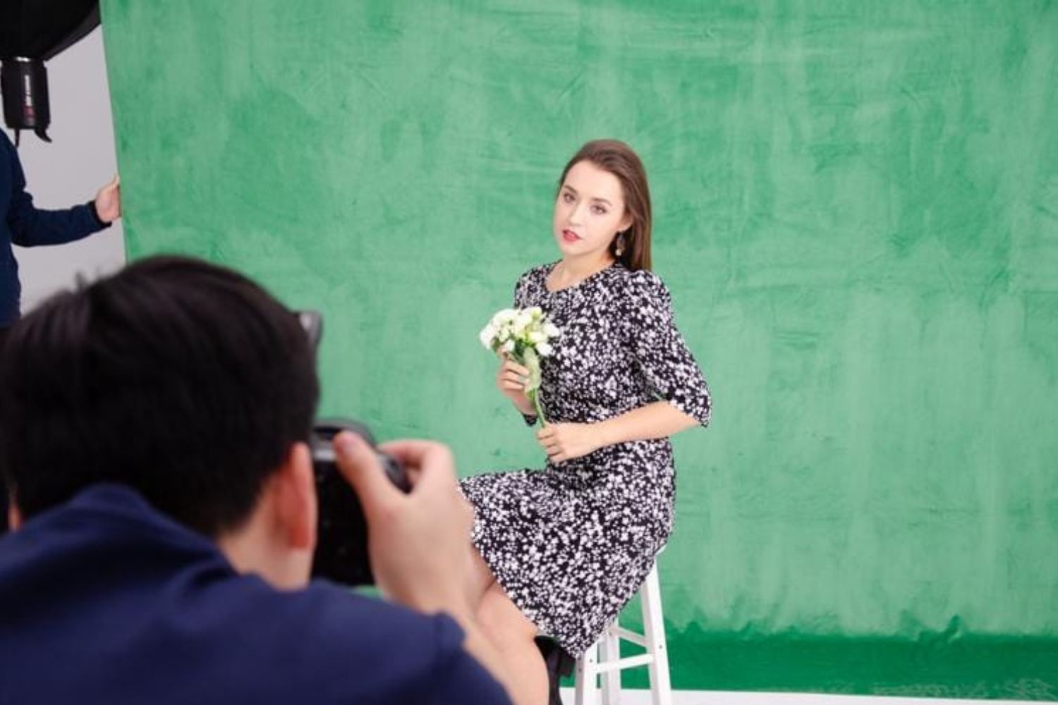 a photographer is taking photo of a girl with Kate Solid Green Screen Fabric Backdrop for Photography