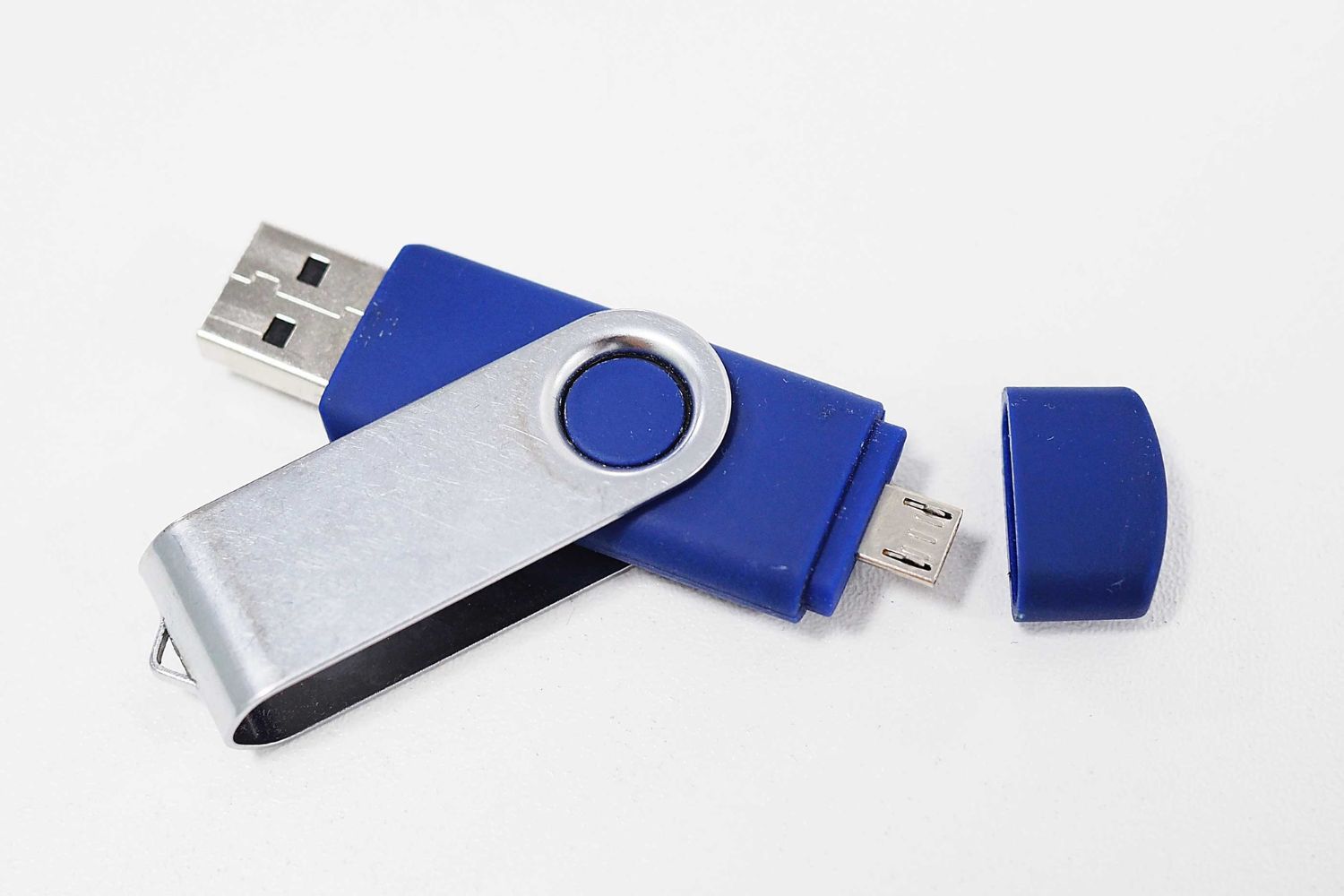 What's the Difference Between a Photo Stick & a Flash Drive