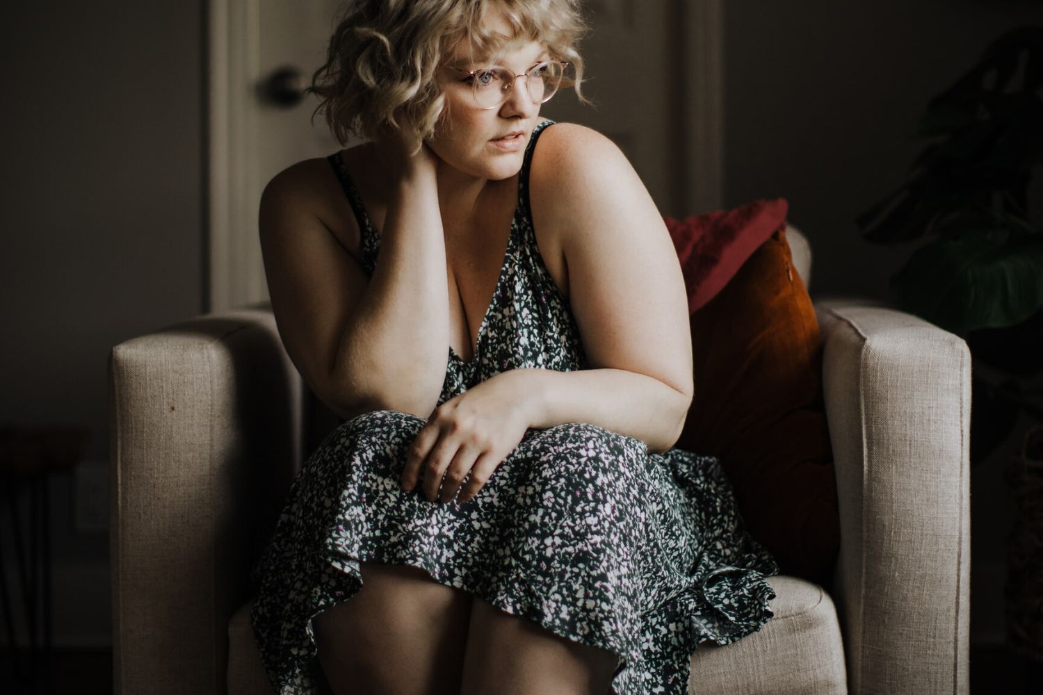 sitting pose photo of a plus size woman