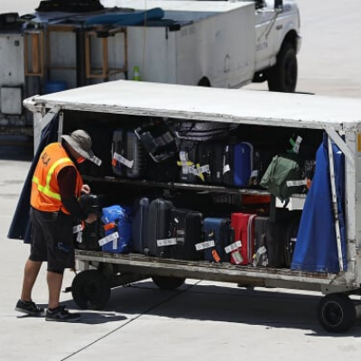 transportant un instrument de musique sur la route