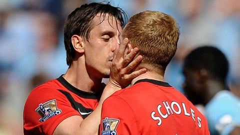 Paul Scholes and Gary Neville kiss on pitch