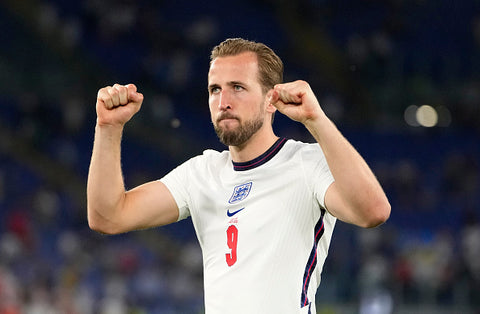 harry kane cheers in england kit