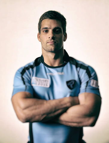 Andrés Vilaseca blue top muscles arms