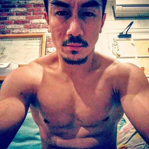 Joe Taslim topless in selfie