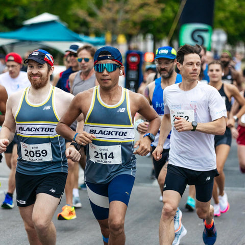 Two blacktoe runners in a race