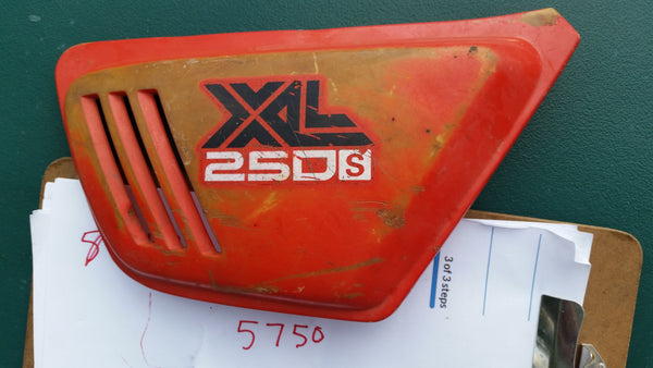 Honda XL250 1978 1979  83600-428-0000 Right Sidecover red sku 5750