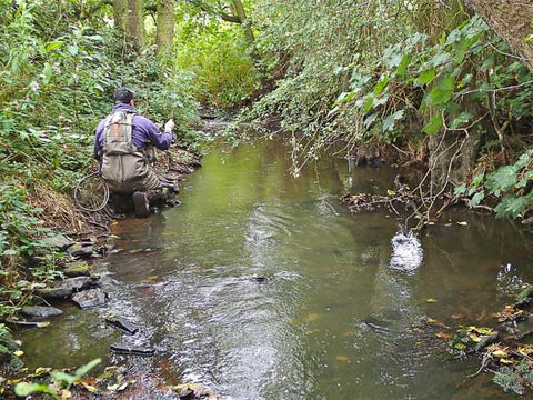 Martin Smith streamer fiske på en South Yorkshire bekk