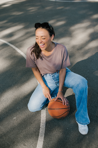 woman in DUER pants playing basketball