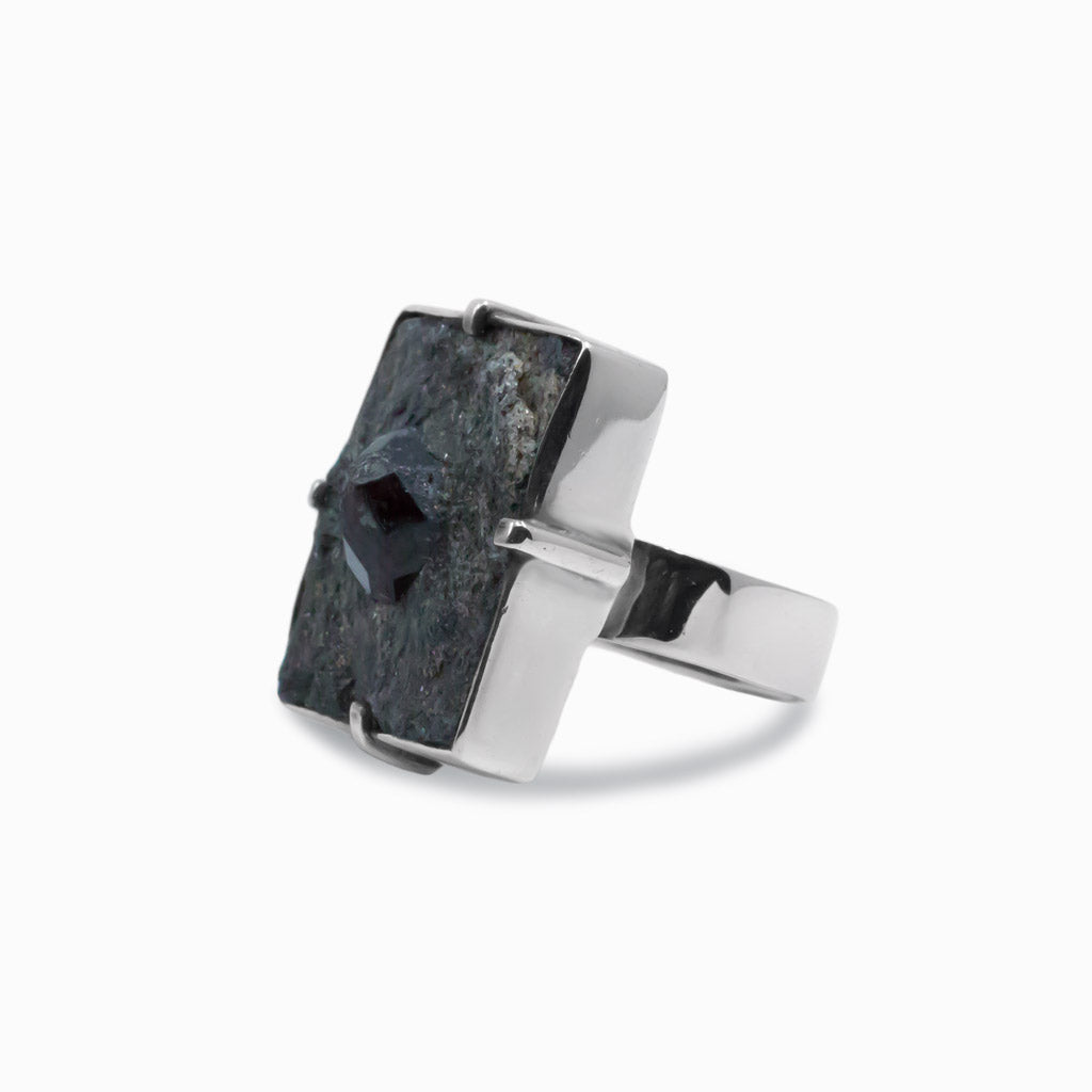 Garnet In Schist Ring purpurite Onyx is a stone known