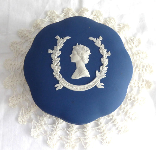 Queen Elizabeth II Silver Jubilee Trinket Box Wedgwood Jasperware Cobolt Blue