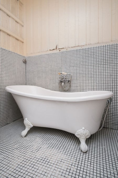 Pros & Cons of Buying a Clawfoot Tub