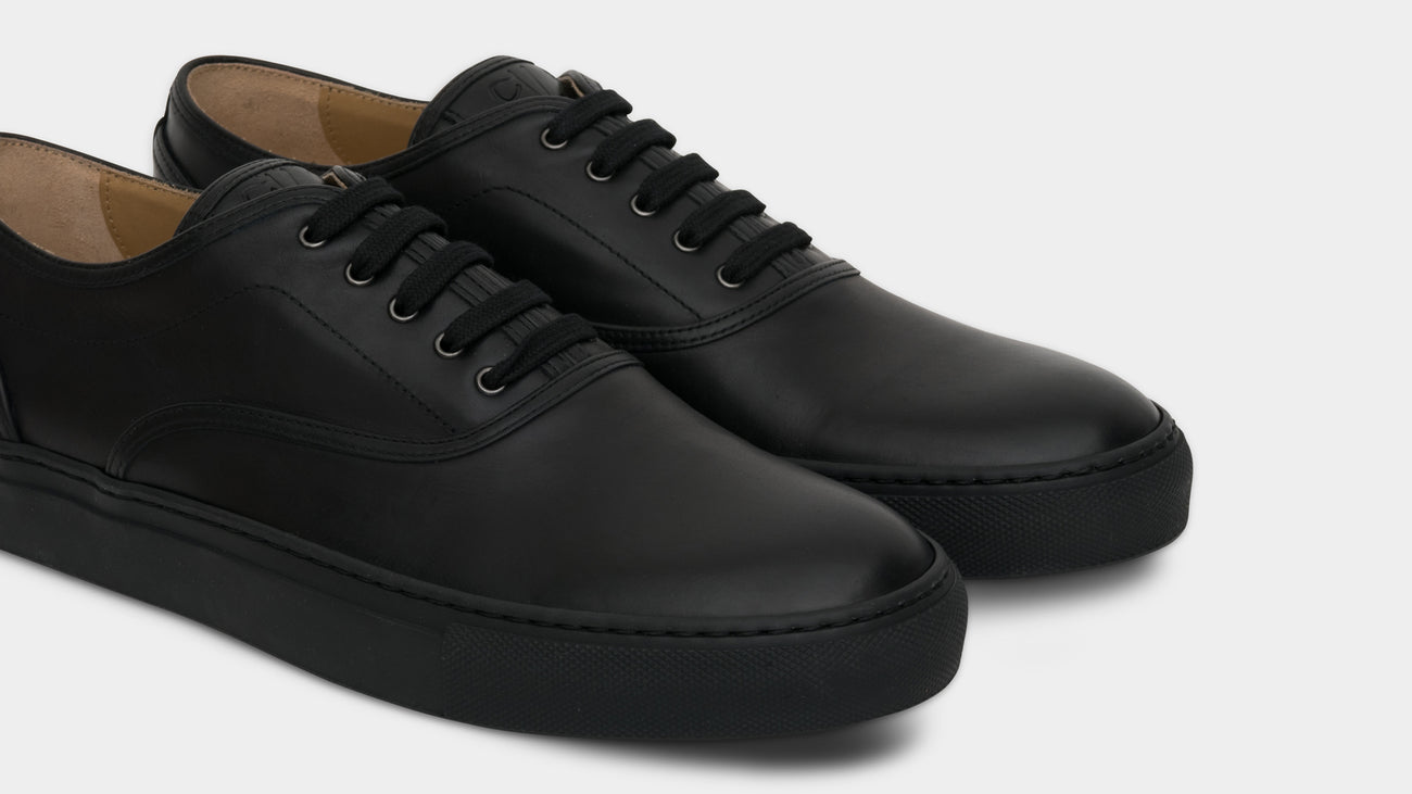 all black leather tennis shoes