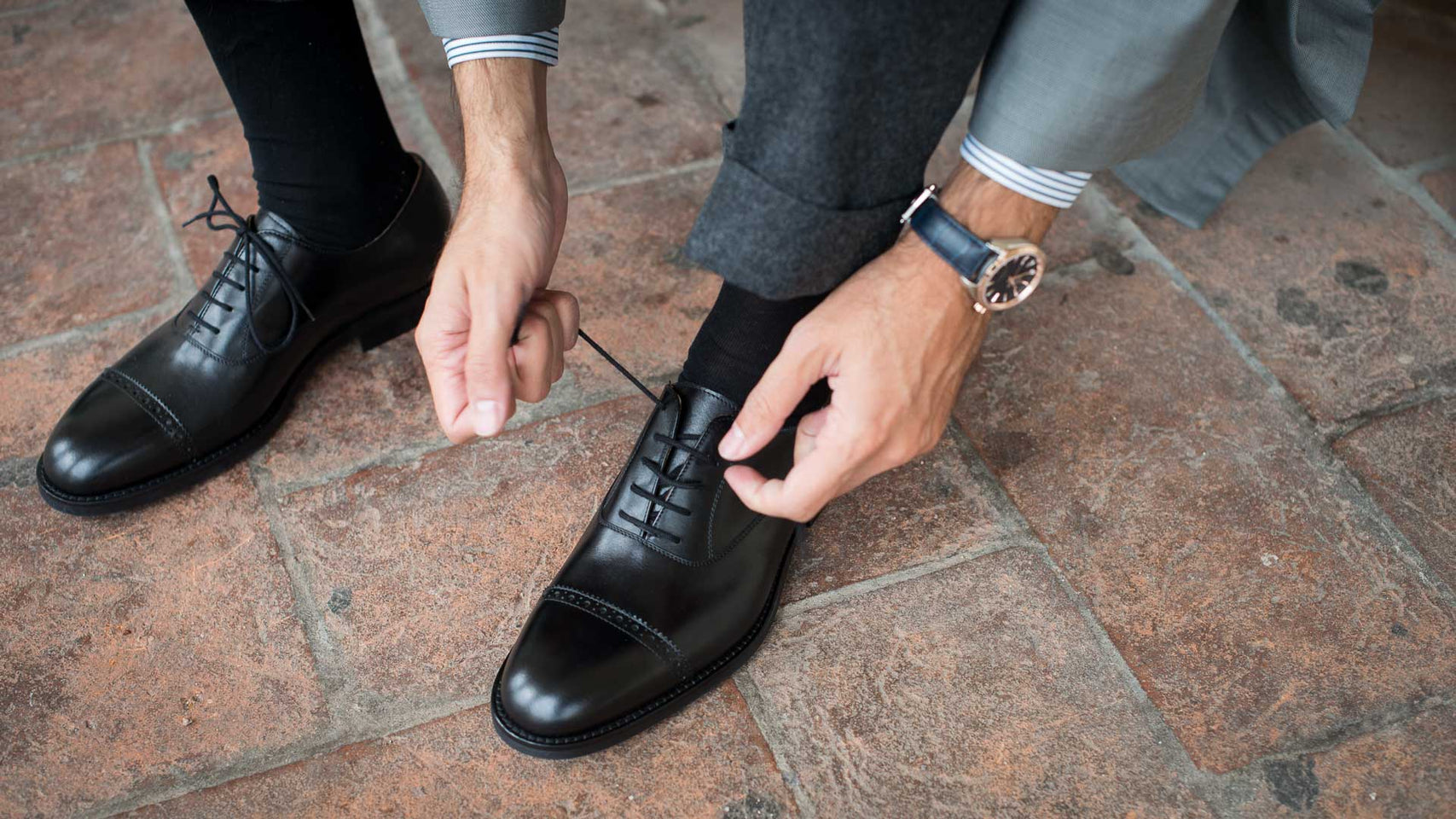 Men’s black leather Oxford shoes, quarter brogue | Velasca