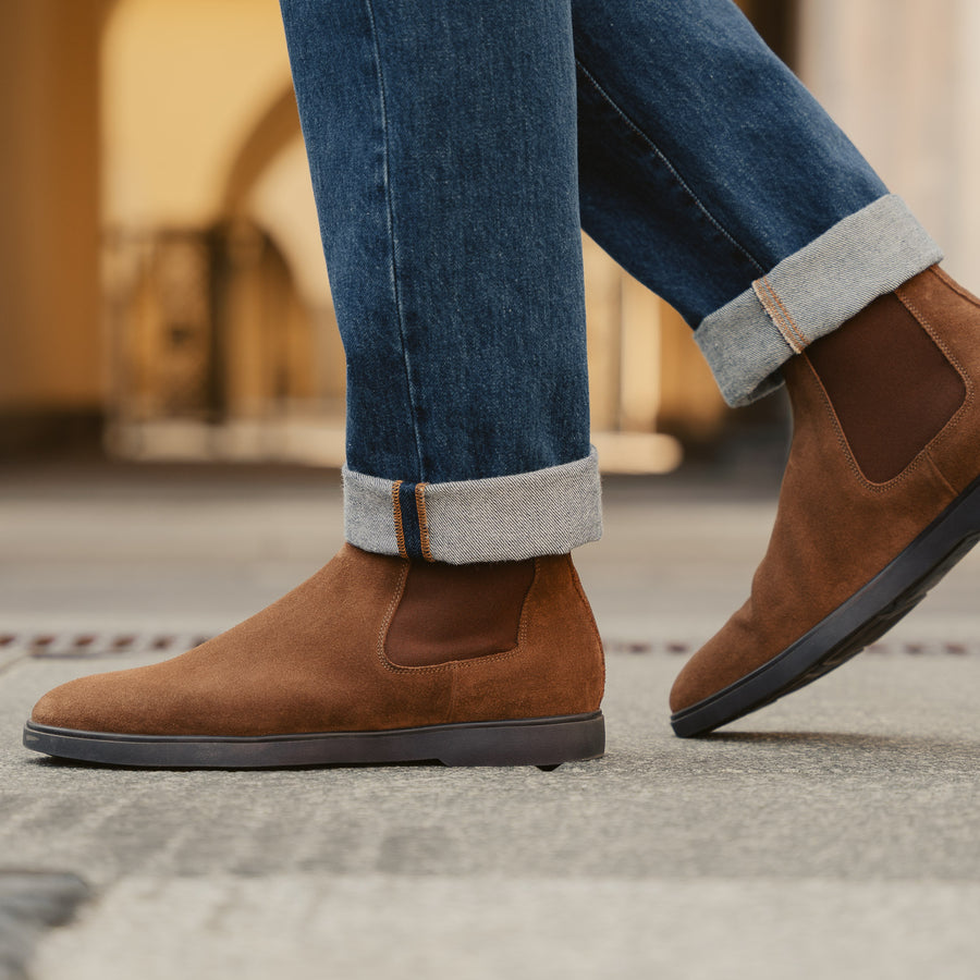 Men’s tobacco Chelsea boots in suede leather | Velasca