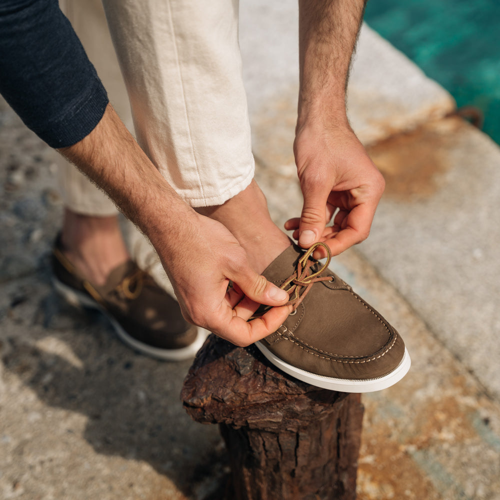 Gambaree | Men’s boat shoes in nubuck leather, dark brown | Velasca