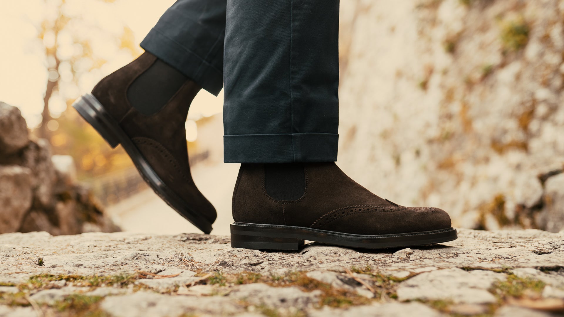 wenkbrauw Woestijn Storen Men's dark brown suede leather Chelsea Boots | Velasca