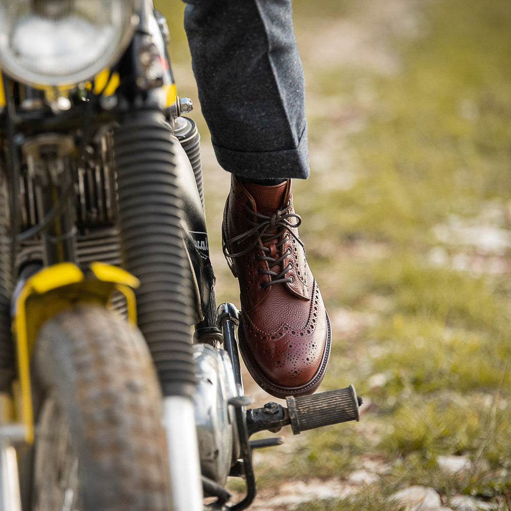 Burgundy lace-up boot with swallow tail in hammered leather | Velasca