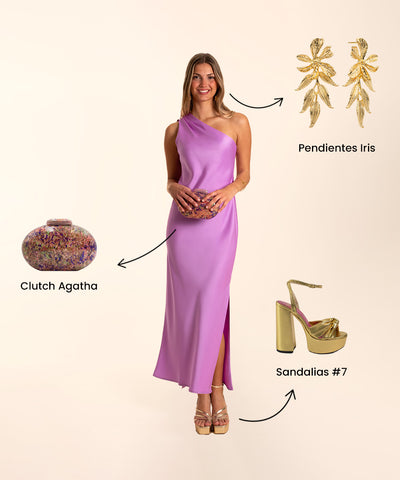 Robe de bal de fin d'année lilas avec des sandales à plateforme dorées et une pochette de soirée.