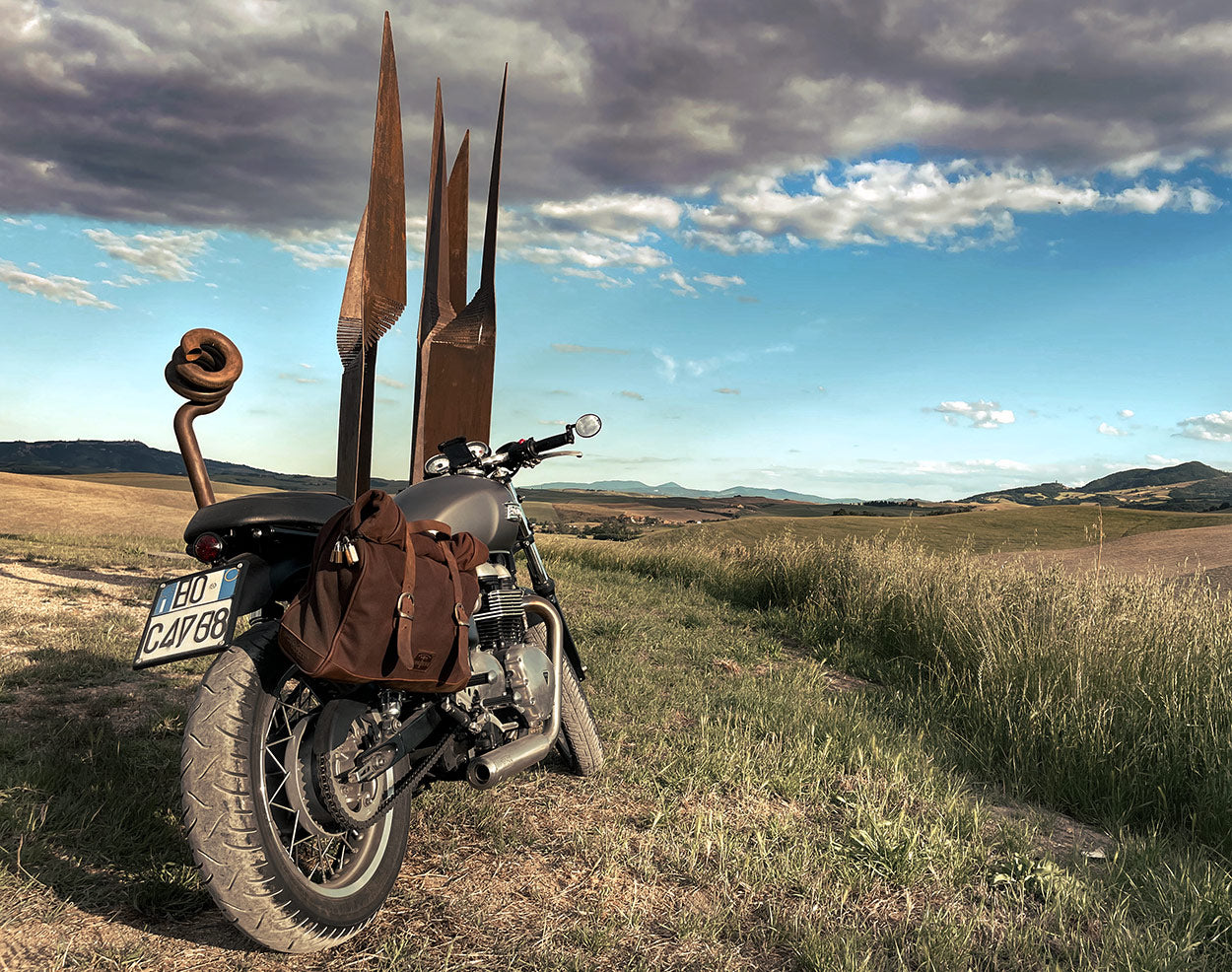 Grands sacs vintage sur Thruxton pendant un road trip.