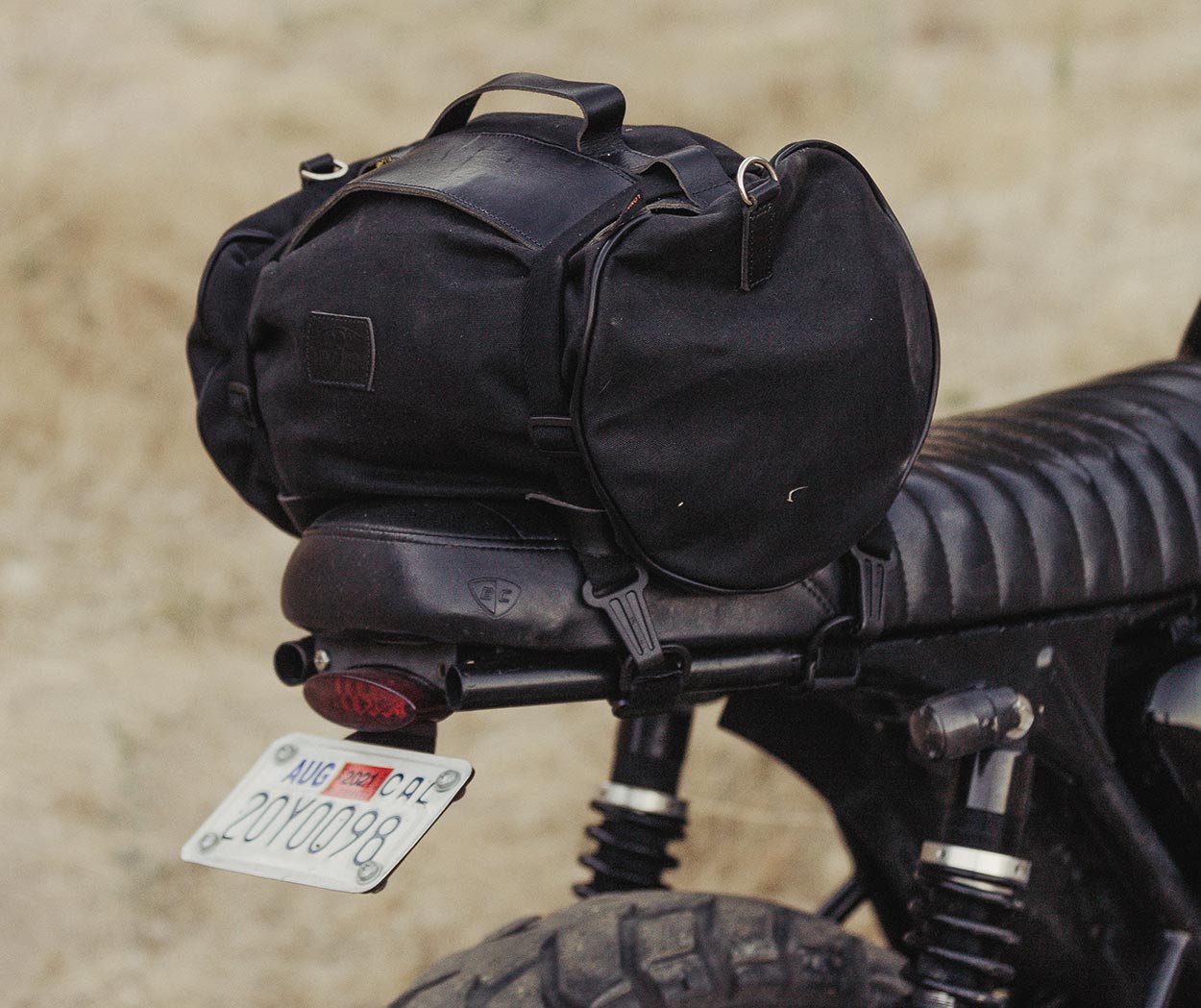 Comment installer un sac sur une selle de moto ? - LONGRIDE FRANCE