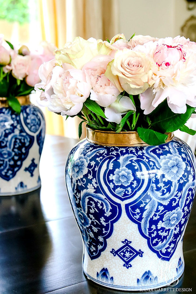 Summer-styling-blue-and-white-ginger-jars-with-pink-peonies