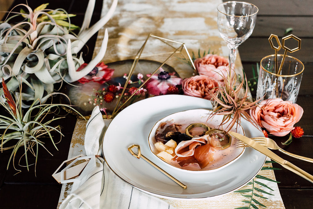 white and gold tablescape