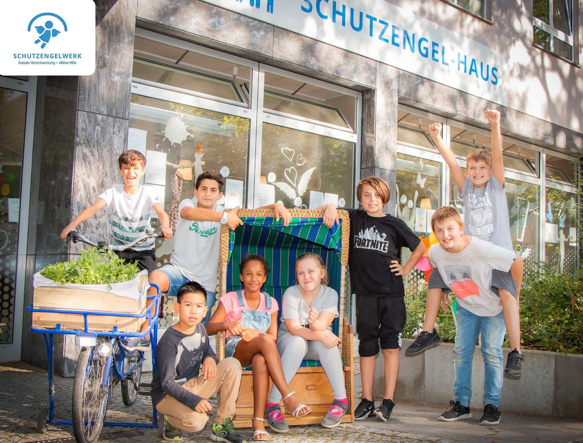 eine Gruppe Schutzengel Kids gut gelaunt vor einem der SchutzengelWerke in Berlin (aufgenommen vor den pandemiebedingten Hygienverordnungen) 
