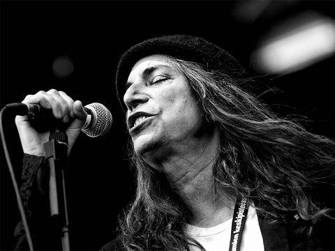 Patti Smith singing with Shure SM58 microphone