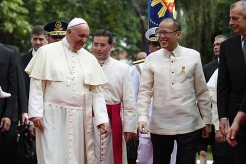 Aquino welcomes Pope Francis to Malacañang Palace in his signature piña barong