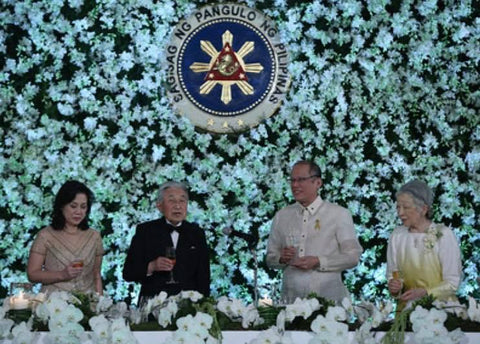 Aquino and Emperor Akihito of Japan lead the toasts at the State Dinner at Malacañang Palace. Aquino wears a barong 