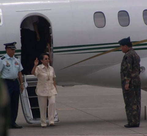 Arroyo arrives in Iloilo during Typhoon Frank. She wears a barong