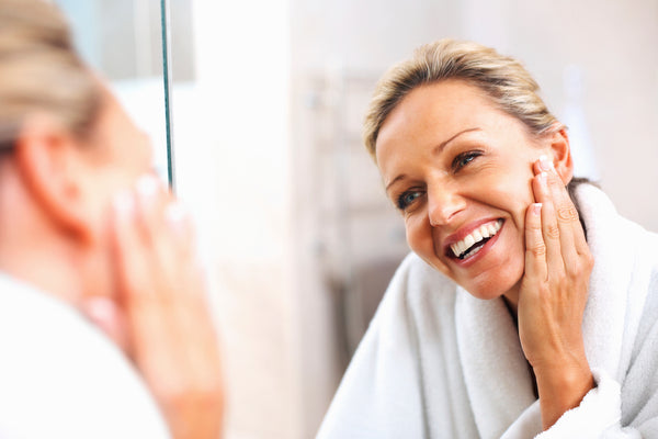 femme regardant dans le miroir