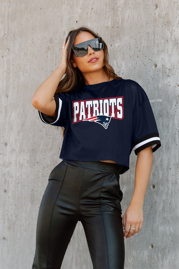 PHILADELPHIA EAGLES GRIDIRON GLAM SHORT SLEEVE CROP TEE WITH SPORT STRIPE  DETAIL