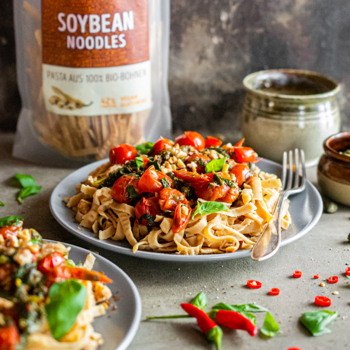 Cherrytomaten und Basilikum Pasta mit gerösteten Walnüssen