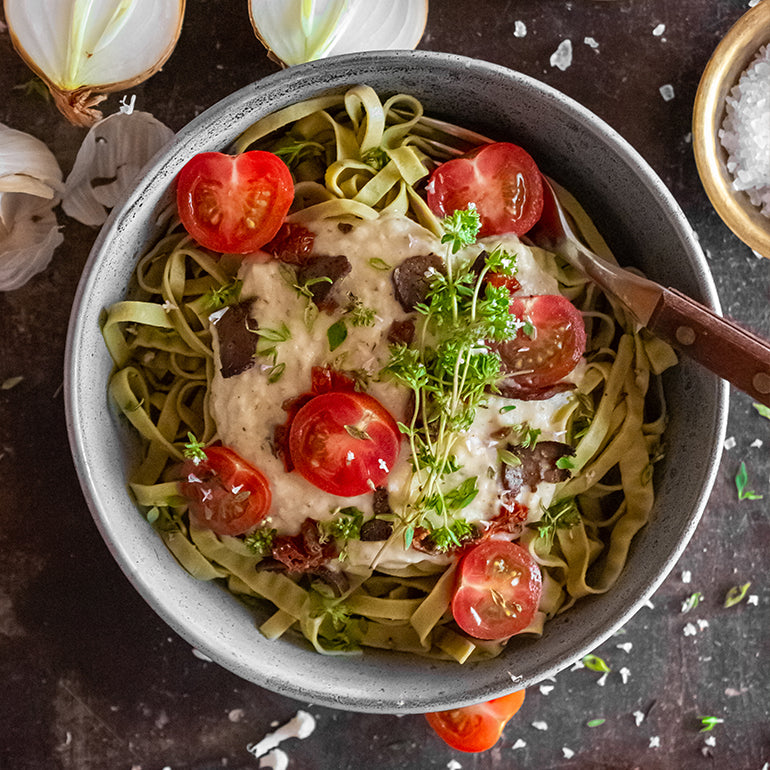 Edamame Noodles mit Blumenkohl Carbonara