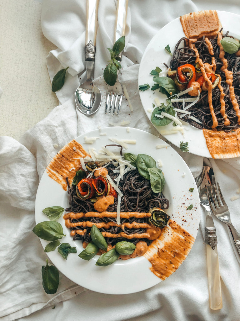 Black Bean Spaghetti mit Gemüse-Pesto