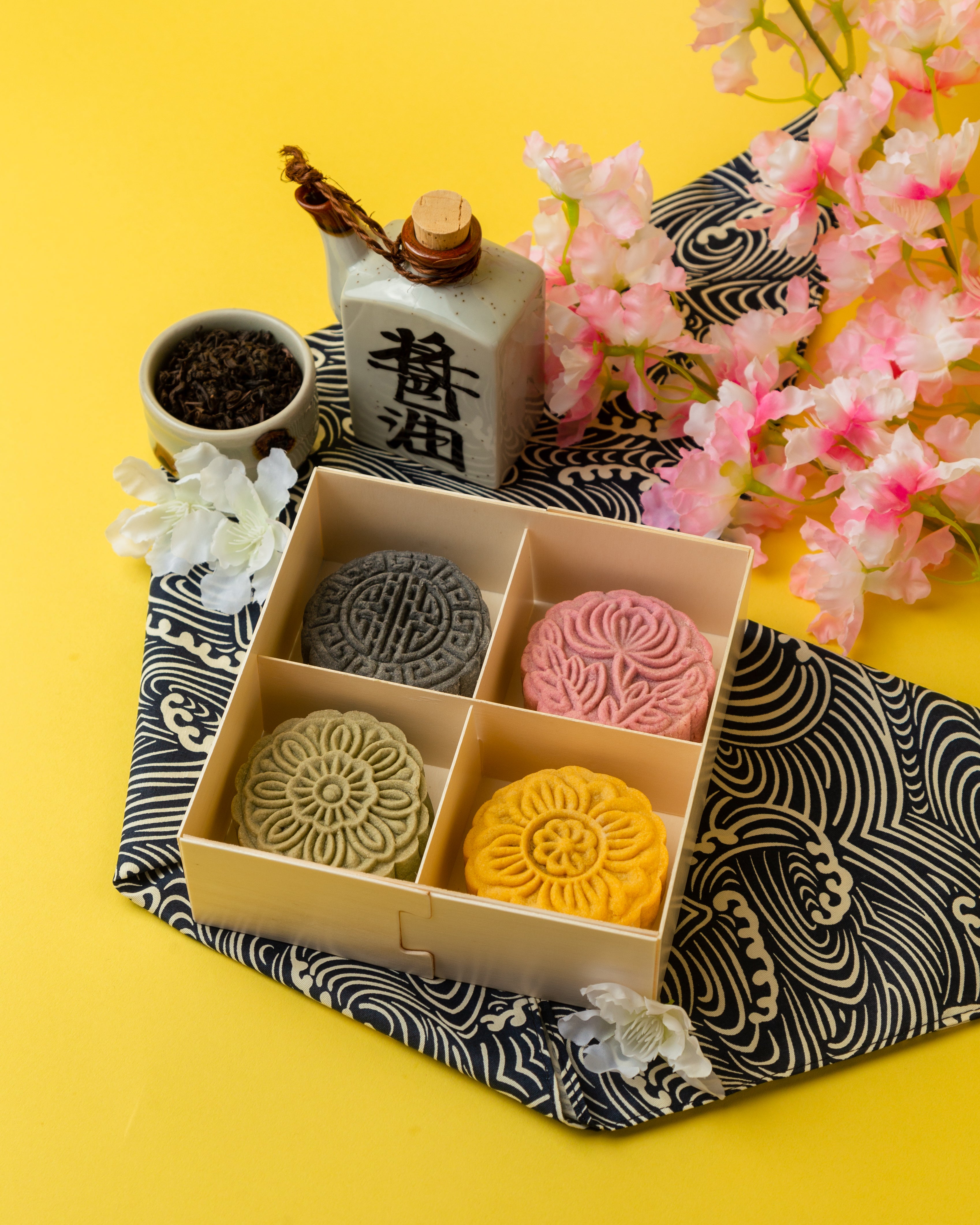 Source Luxury Moon Cake Gift Packaging Custom Mooncake Box on m.