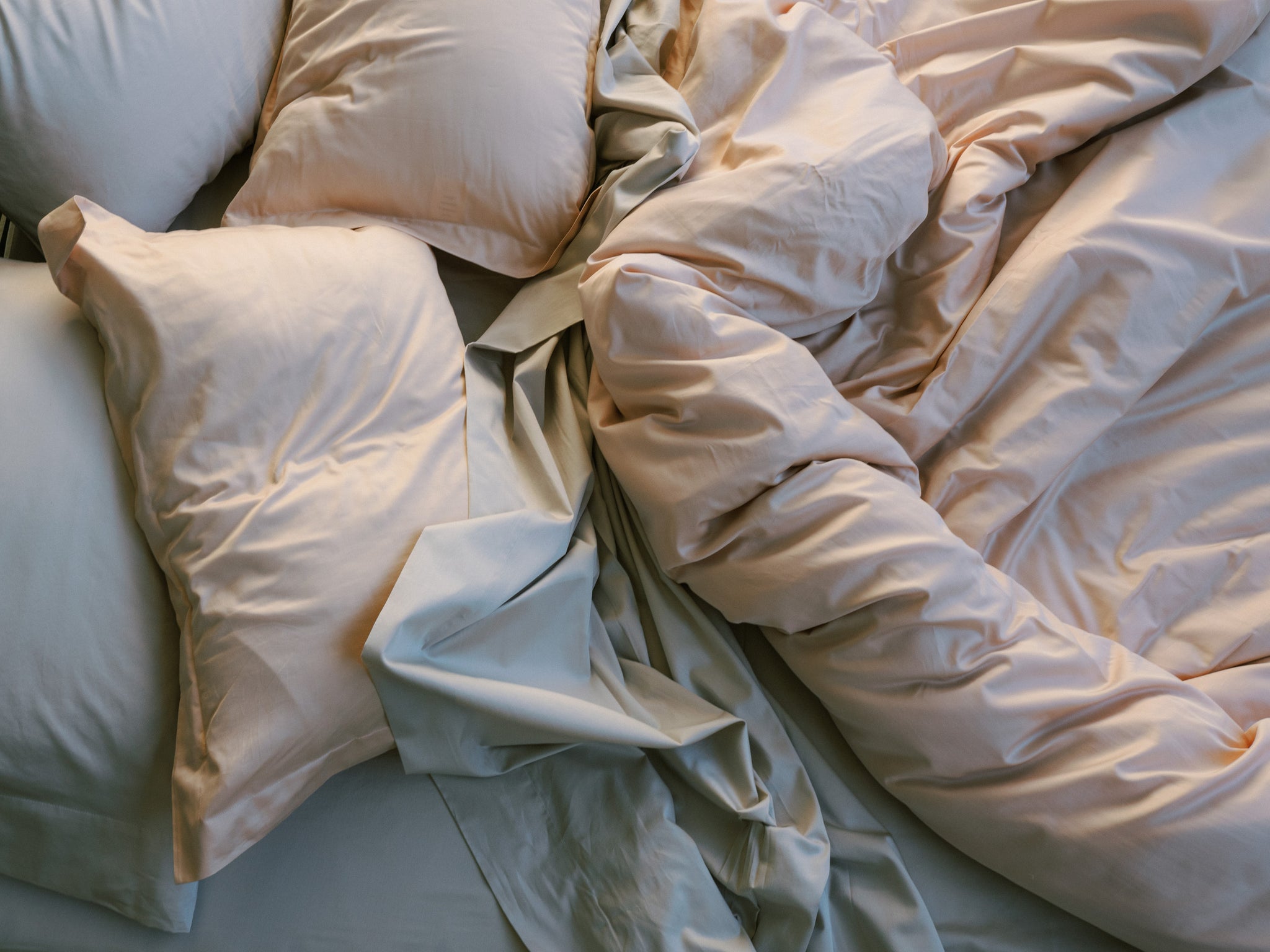 The easiest way to adapt and optimize your bedding in the summer months is to use multiple layers