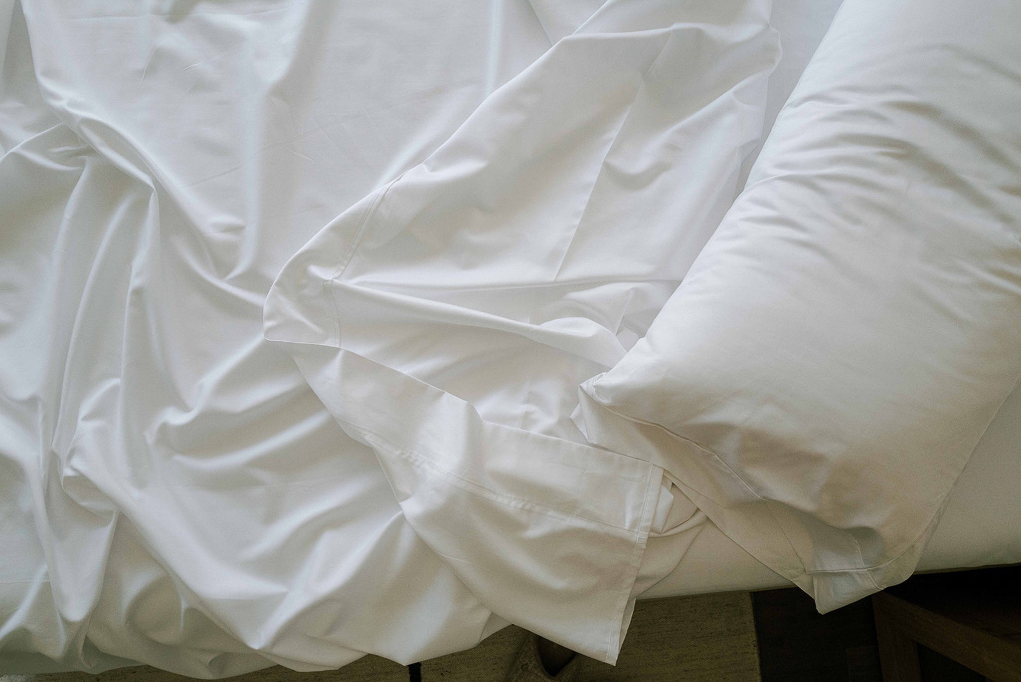 Serene and calming white sheets on a comfortable bed