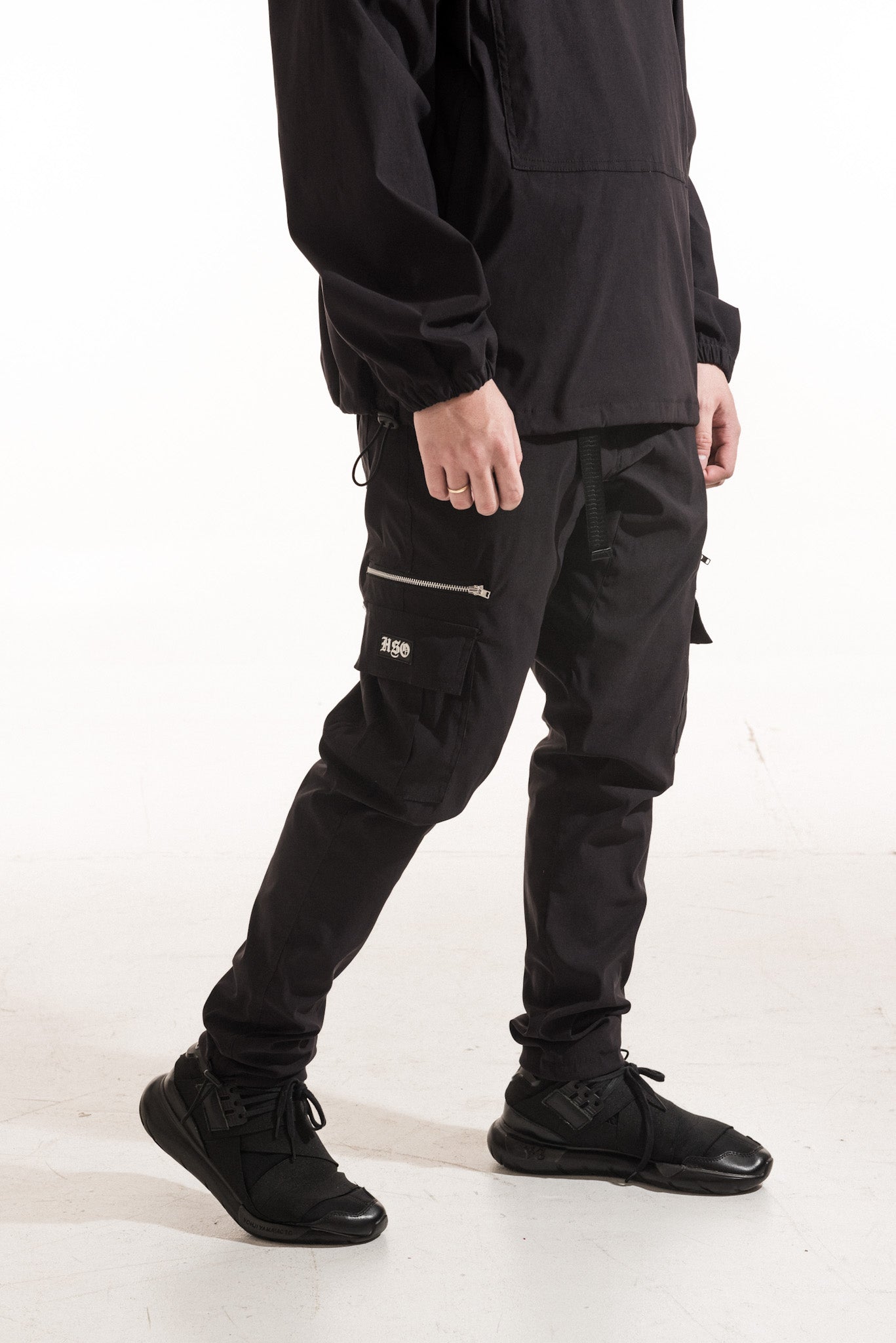 cargo pants with tech pocket