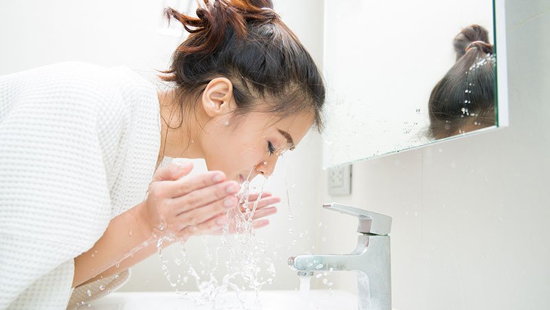 how_to_wash_your_face_with_hot_water