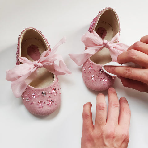 Vibys-blog-How-leather-baby-shoes-are-made-Finishing-touches-Cleaning