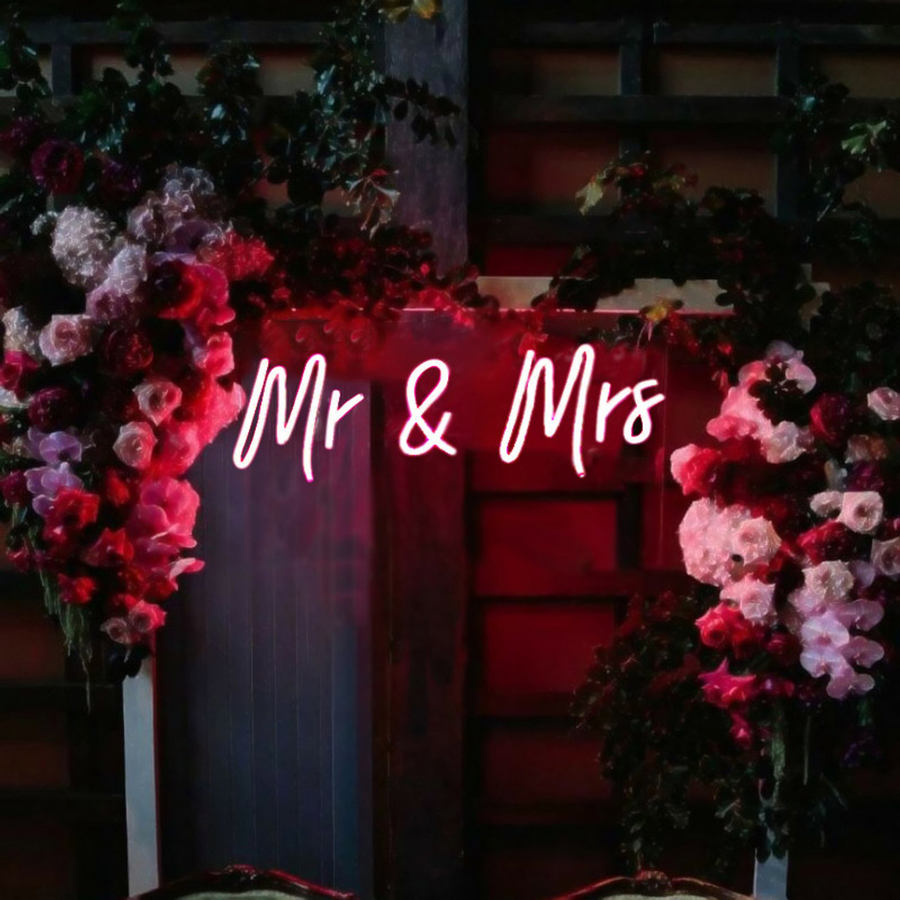Mr&Mrs neon sign in hot pink
