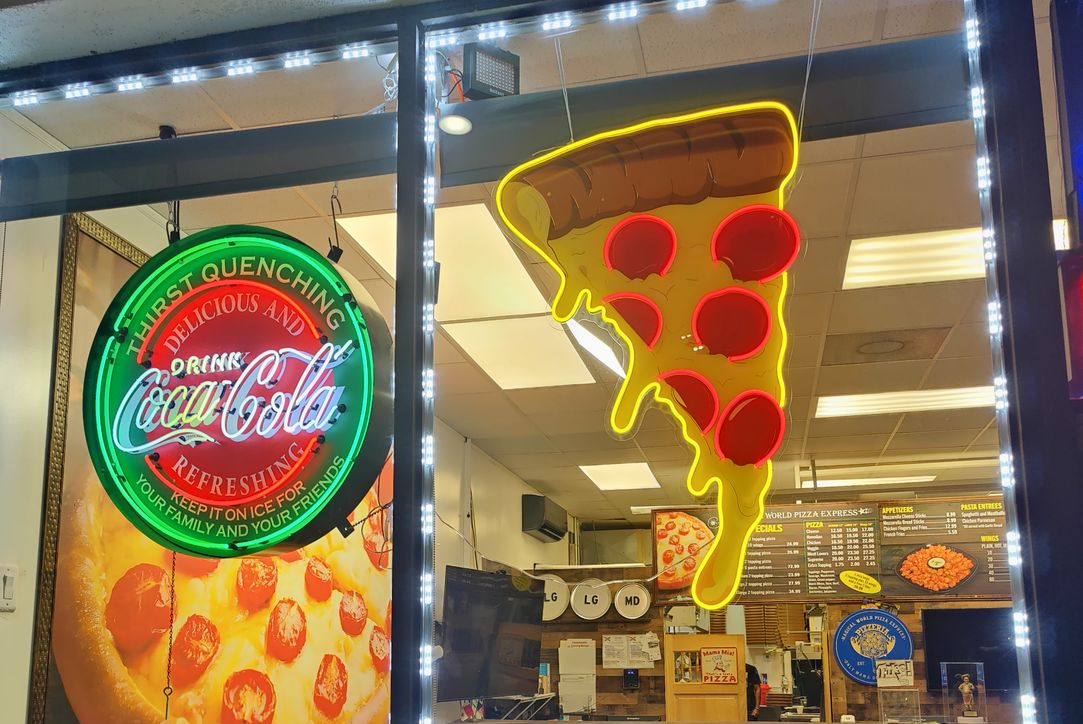 pizza neon sign